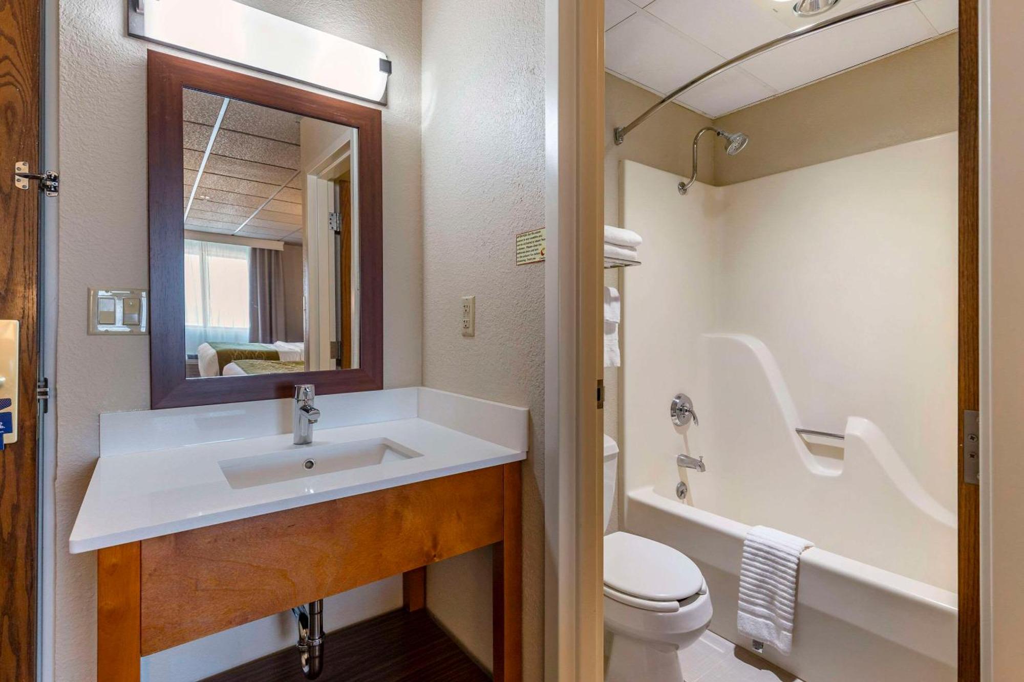 שלבי Comfort Inn & Suites Gateway To Glacier National Park מראה חיצוני תמונה